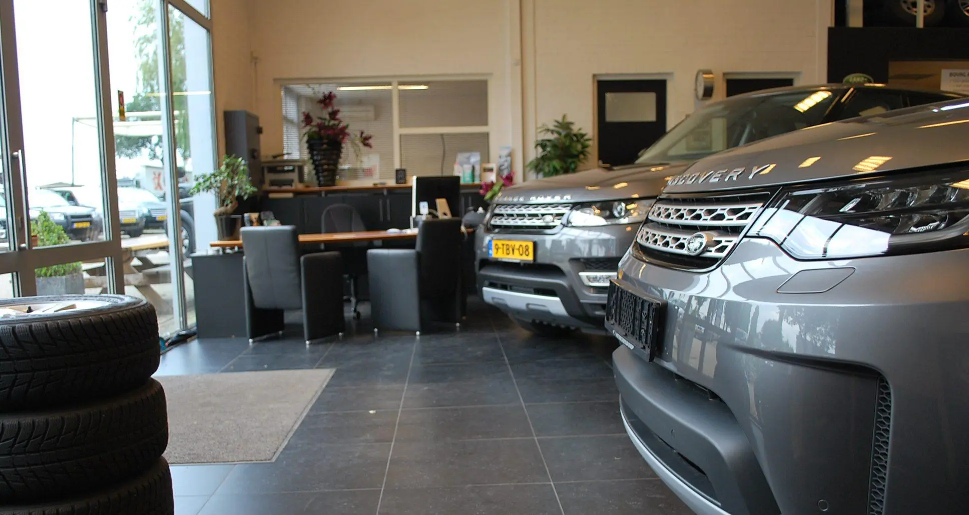 Land Rovers in de showroom van Messchendorp Automobielen